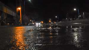 Desborde sin solución: los líquidos cloacales fluyen sin parar en pleno centro de Roca