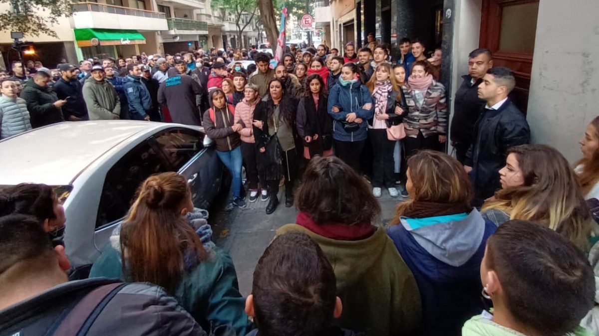 Al igual que ayer, los militantes hicieron vigilia afuera de la casa de CFK.