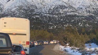 Largas filas de autos en la ruta al cerro Catedral por una protesta