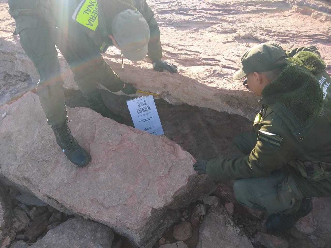Se halló una vertebra de un dinosaurio en la costa del  Lago Los Barreales. Foto: Presidencia