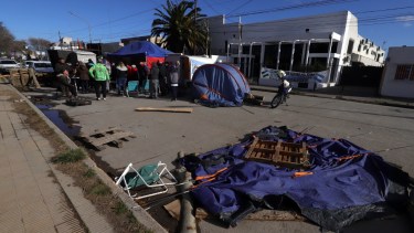 El acampe principal lleva 23 días frente a la sede del Ministerio de Seguridad en Viedma. Foto: Marcelo Ochoa.