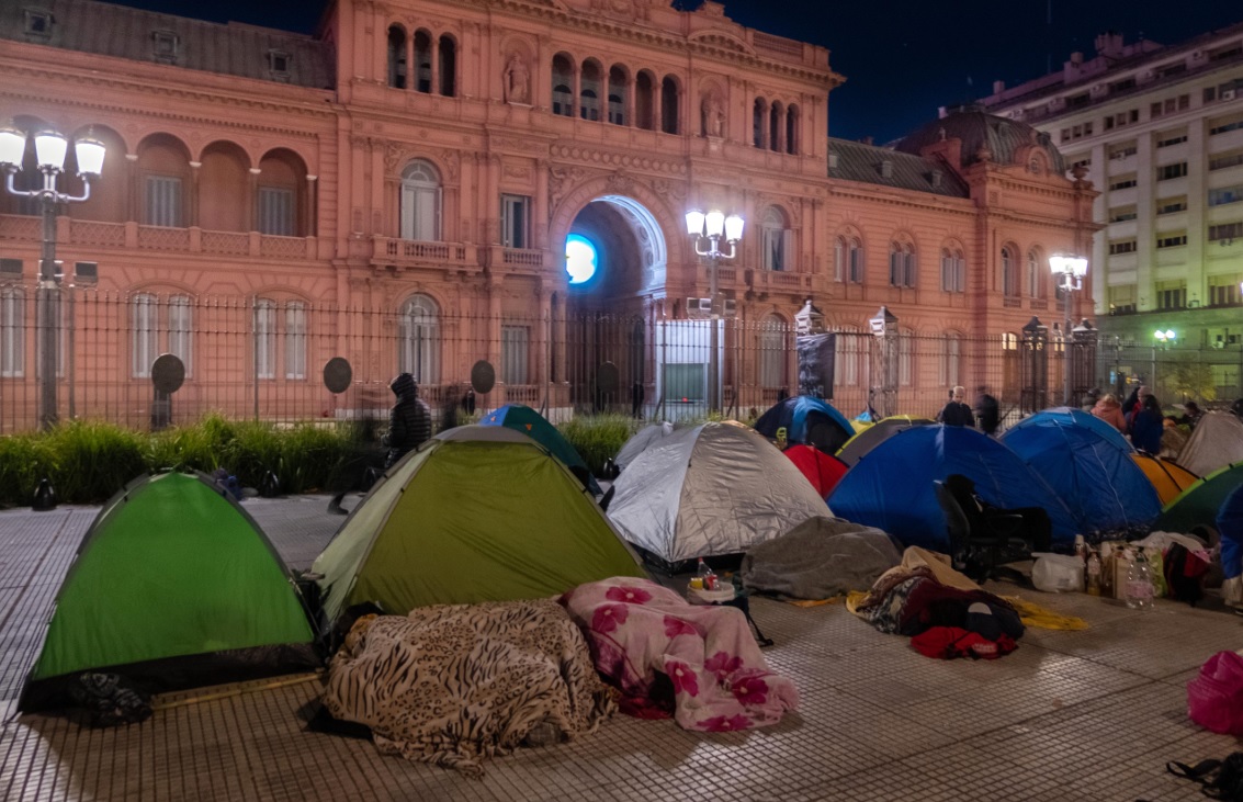 Los manifestantes pasaron la noche en Plaza de Mayo y anunciaron que a las 11 se irán. 