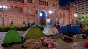 Organizaciones piqueteras comenzaron a levantar el acampe en Plaza de Mayo