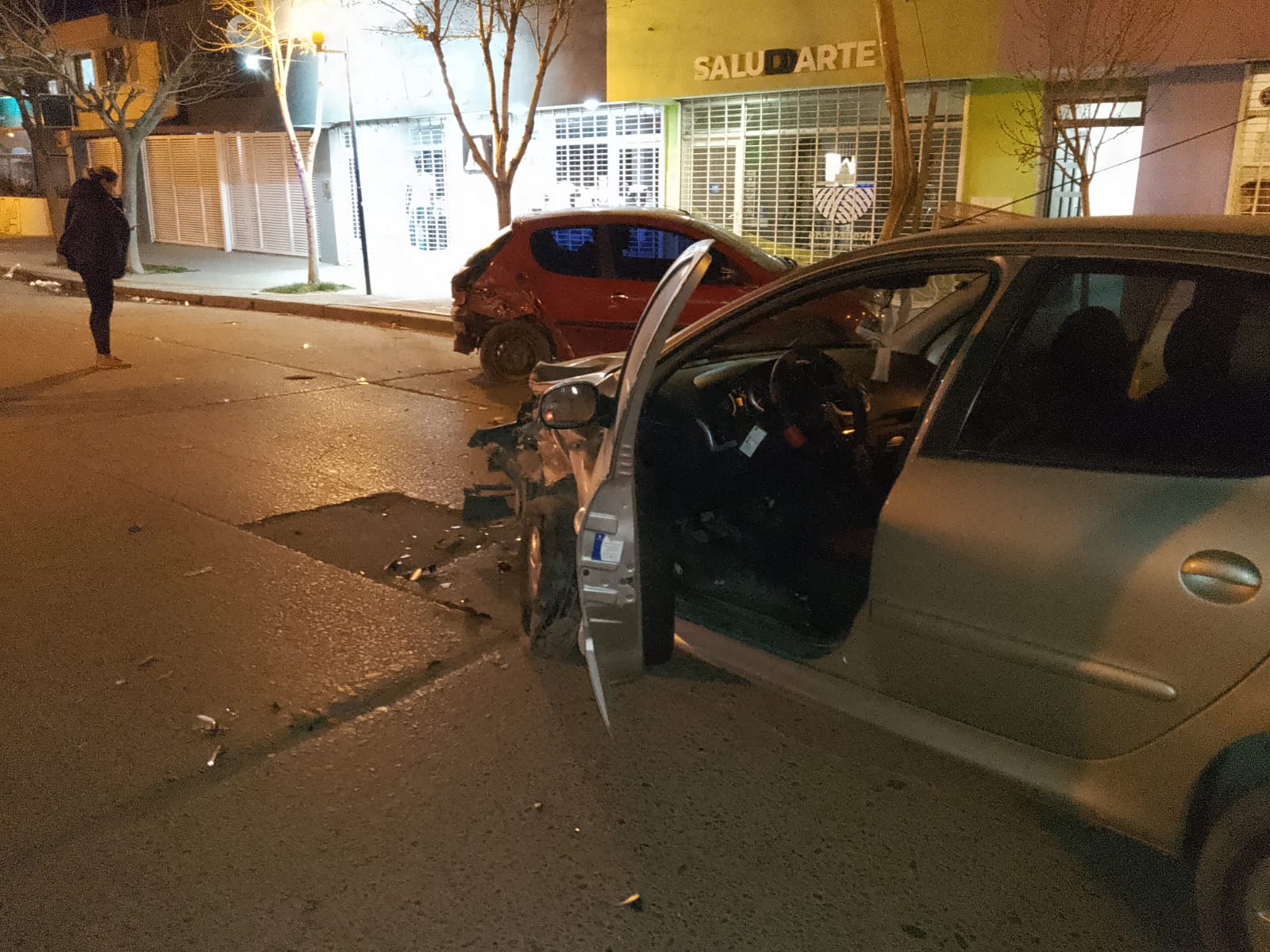 El conductor del vehículo gris, chocó de atrás al automovil que estaba estacionado. (Foto gentileza)