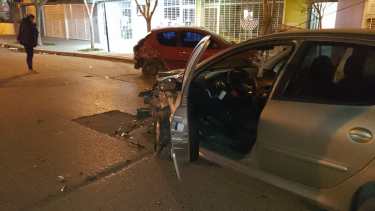 El conductor del vehículo gris, chocó de atrás al automovil que estaba estacionado. (Foto gentileza)