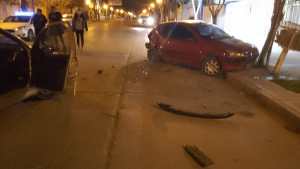 Alcoholizado chocó contra un vehículo estacionado y provocó daños en Roca