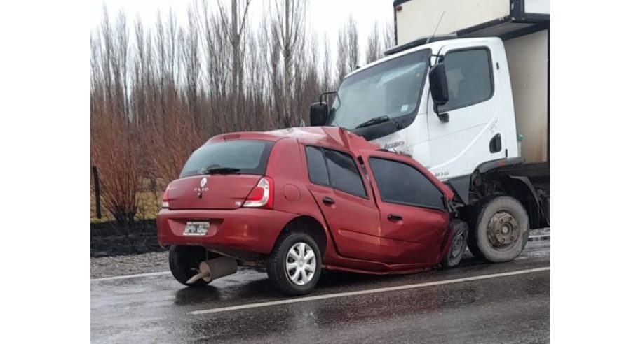 Así quedó el Renault Clío después de chocar contra un camión de gran porte. Foto: gentileza.-