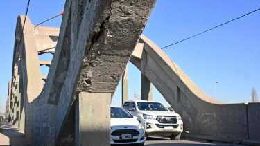 El puente carretero Neuquén-Cipolletti, a tres meses de su festival, luce así de abandonado