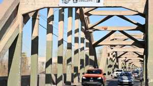 Marcha a los puentes Neuquén -Cipolletti para reclamar por el no pago del plan Potenciar
