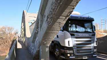 Aniversario 86º del puente viejo Neuquén-Cipolletti, sin las obras que anunciaron Gaido y Di Tella