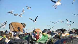 Con frío y calor: así trabajan los recicladores en el basural de Cipolletti