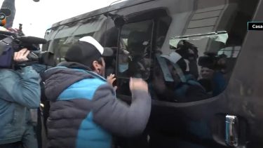 El momento en el que los manifestantes golpean la camioneta de Massa. 