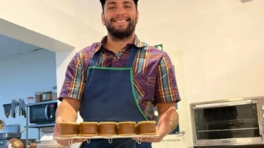 Agustín González Martínez trabaja en la elaboración de alfajores artesanales. Su secreto es la prolijidad.-