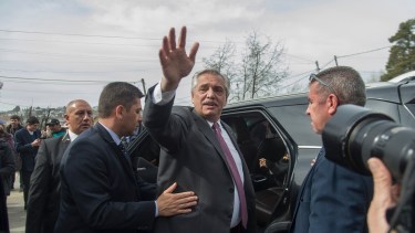 El presidente Alberto Fernández llegó al edificio del Inibioma minutos después de las 13. Foto: Marcelo Martínez