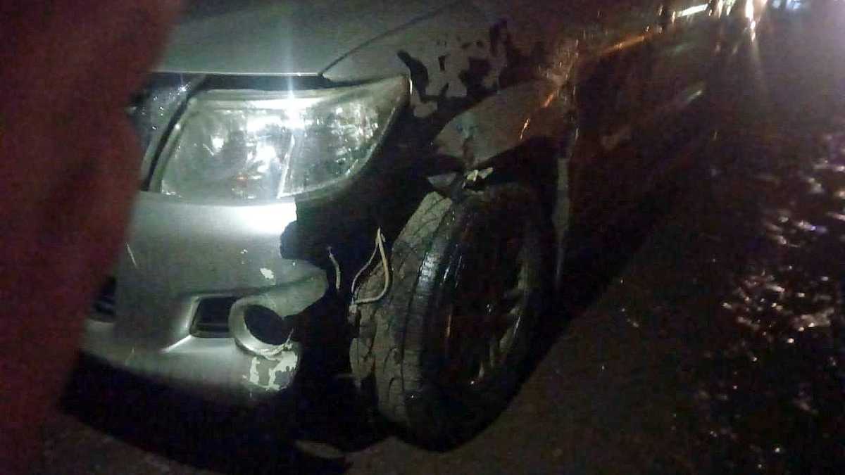 Así quedó la camioneta que anoche embistió al ciclista sobre la Ruta 65, en Allen. Foto Gentileza del Cuerpo de Seguridad Vial.