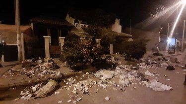 Los manifestantes vaciaron bolsas de basura frente al domicilio particular de la intendenta Liliana Martín (Foto: Gentileza ANAllen)