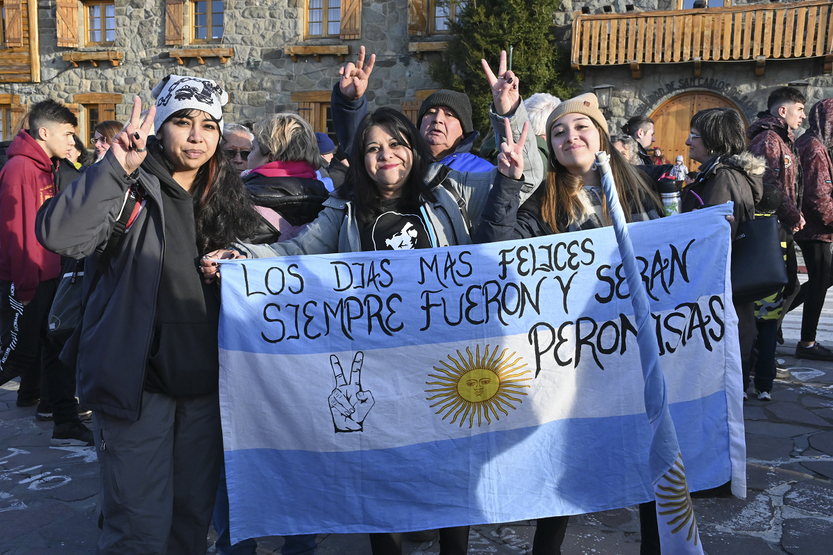 Los manifestantes se concentraron esta tarde de martes en el Centro Cívico de Bariloche y repudiaron el pedido de prisión del fiscal Diego Luciani. (foto Alfredo Leiva)