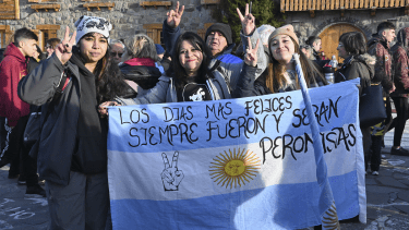 Los manifestantes se concentraron esta tarde de martes en el Centro Cívico de Bariloche y repudiaron el pedido de prisión del fiscal Diego Luciani. (foto Alfredo Leiva)