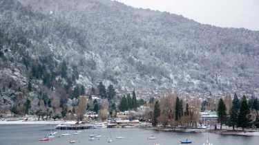 En San Martín de los Andes, podés esquiar o hacer snowboard, hacer caminatas o navegar. Foto: Patricio Rodríguez