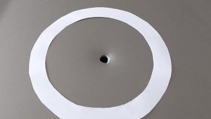 Susto y milagro: una bala “perdida” impactó su auto, a pocos metros del puente Cipolletti-Neuquén