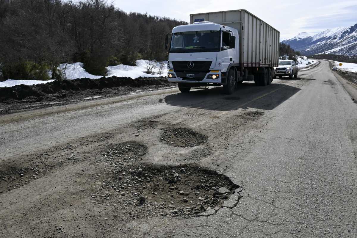 Los pozos de la ruta 40 en el tramo Bariloche- El Bolsón generan severos daños en los vehículos. Foto: Chino Leiva