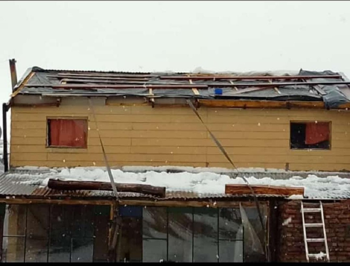 La casa del brigadista Martín Jara de Aluminé sufrió serios daños con el temporal de las últimas horas. Foto: Gentileza
