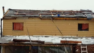 La casa del brigadista Martín Jara de Aluminé sufrió serios daños con el temporal de las últimas horas. Foto: Gentileza