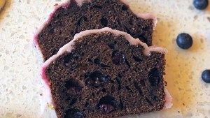 Budín de algarroba y arándanos con glaseado de frutillas