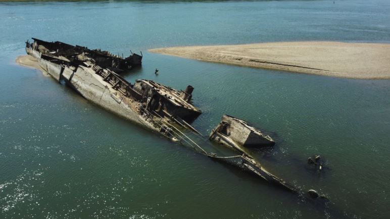 Los restos de un buque de guerra alemán de la Segunda Guerra Mundial se ven en el Danubio en Prahovo, Serbia. Foto: NA-Reuters/Fedja Grulovic