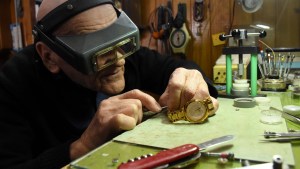 Cachín, el relojero que marca el tiempo hace 52 años en Neuquén