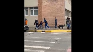 Una embarazada se tropezó por el mal estado de una calle en Neuquén y debió ser asistida