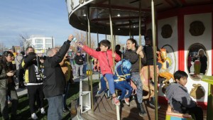 Niños y niñas felices: Volvió la calesita al Parque Central de Neuquén
