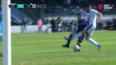 La captura de pantalla del momento en el que Soldano recibe el patadón de Andueza, que quiso rechazar y se llevó puesta la pierna del delantero. 