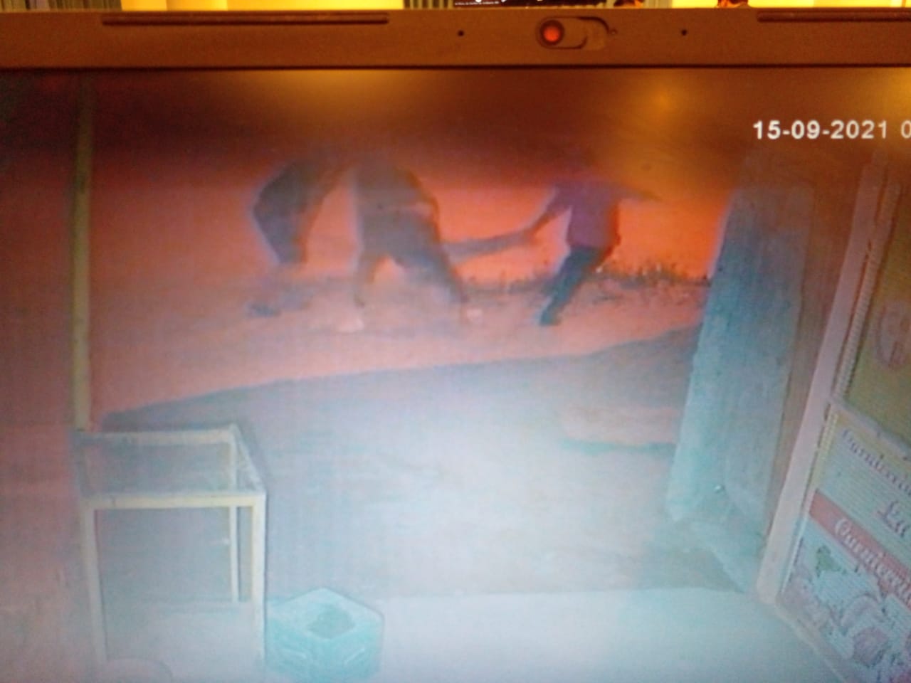 Una captura del video. Tres personas atacan a Lima, que está en el suelo.