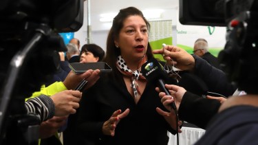 La gobernadora Carreras habló en El Cóndor con la prensa. Foto: Marcelo Ochoa.