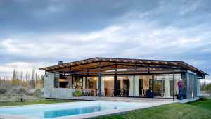 Arquitectura en Roca: vidrios, hormigón y madera en esta casa a la vera del río Negro