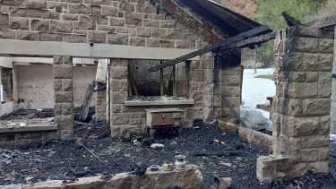 Así quedó la vivienda de Luis Dates en Mascardi. El hombre fue atacado con piedras cuando tomaba fotografías en el lugar. Foto: archivo