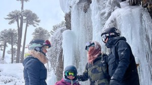 Caviahue: no pudieron esquiar por el temporal, pero mirá la cascada congelada que encontraron