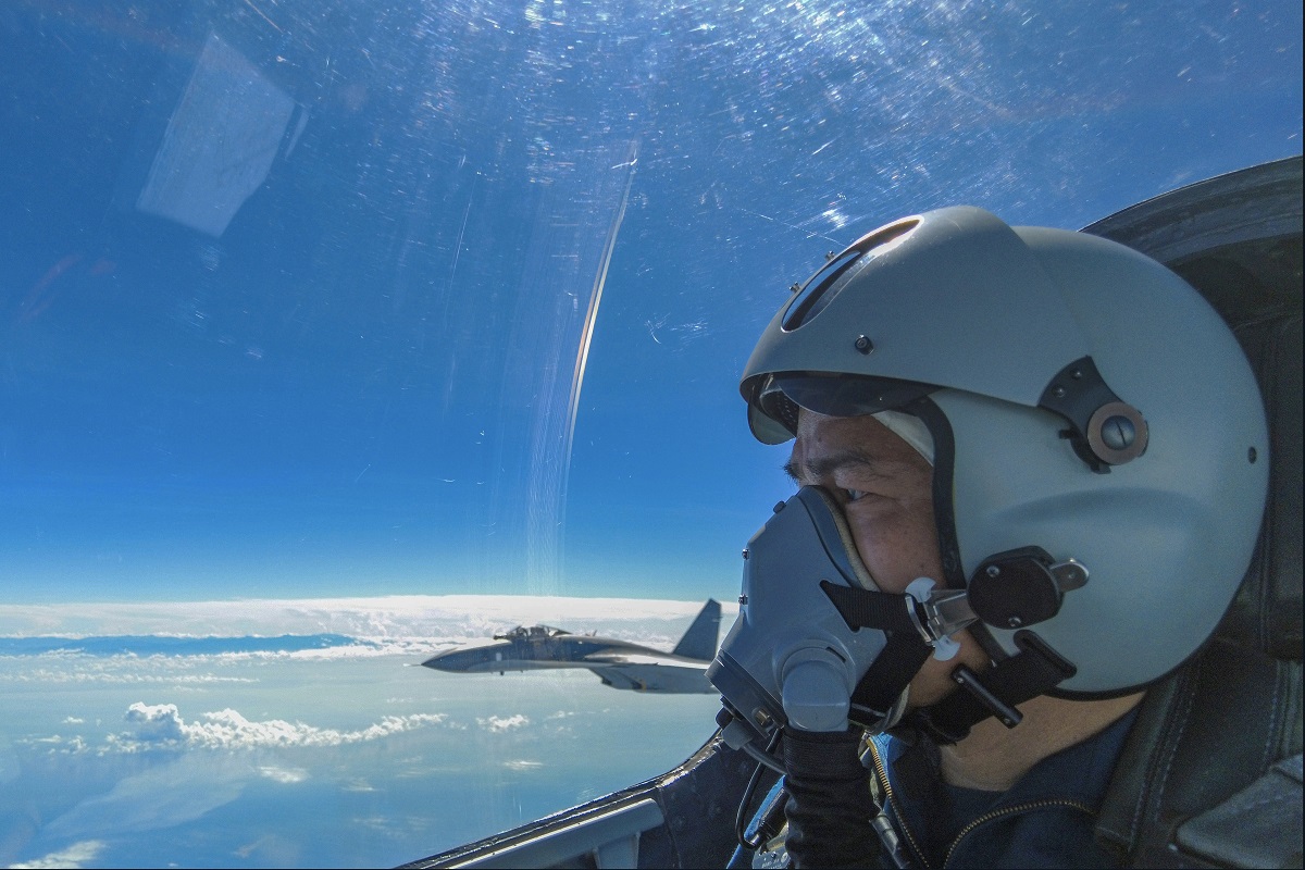 Pilotos chinos sobrevuelan el mar que rodea a Taiwán. 