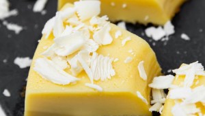 Postre cremoso de chocolate blanco