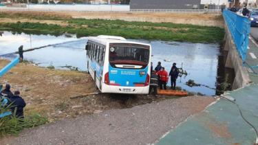 Así quedó el colectivo a la orilla del río Suquía, en Córdoba capital.-
