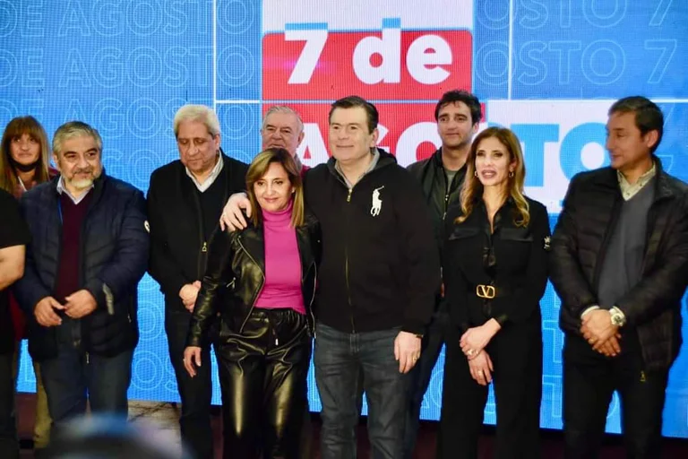 El gobernador Gerardo Zamora participó de los festejos junto a la intendenta Norma Fuentes, reelecta con el 45,40% de los votos. Foto gentileza. 