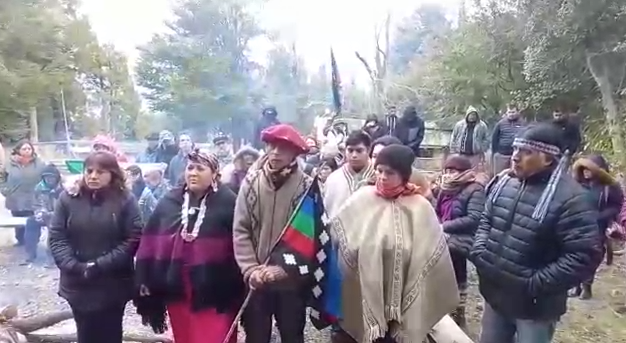 La comunidad mapuche Quintriqueo hizo una ceremonia el domingo en el lote en litigio y los integrantes aseguraron que resistirán cualquier intento de desalojo. (foto gentileza)