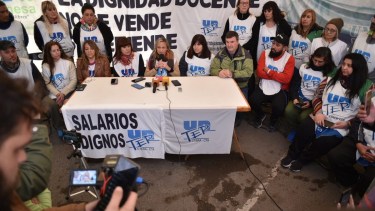 La conducción de Unter pidió garantías al Ministerio de Trabajo en la carpa instalada en Viedma. Foto: Mauricio Martín.