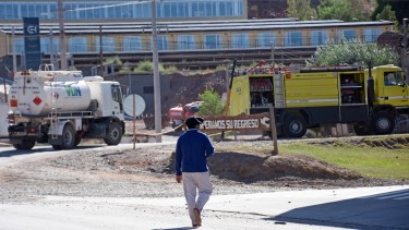 Añelo contrastes entre la industria y la población local. Foto: Florencia Salto