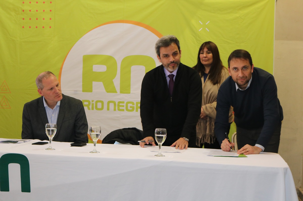 Avalos y Núñez firmaron el acuerdo durante un acto realizado en Viedma. Foto: gentileza.