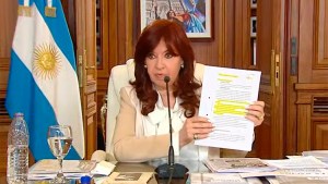 Cristina Kirchner mostró un documento del FBI sobre los bolsos de López: «Esta no es de Netflix, eh»