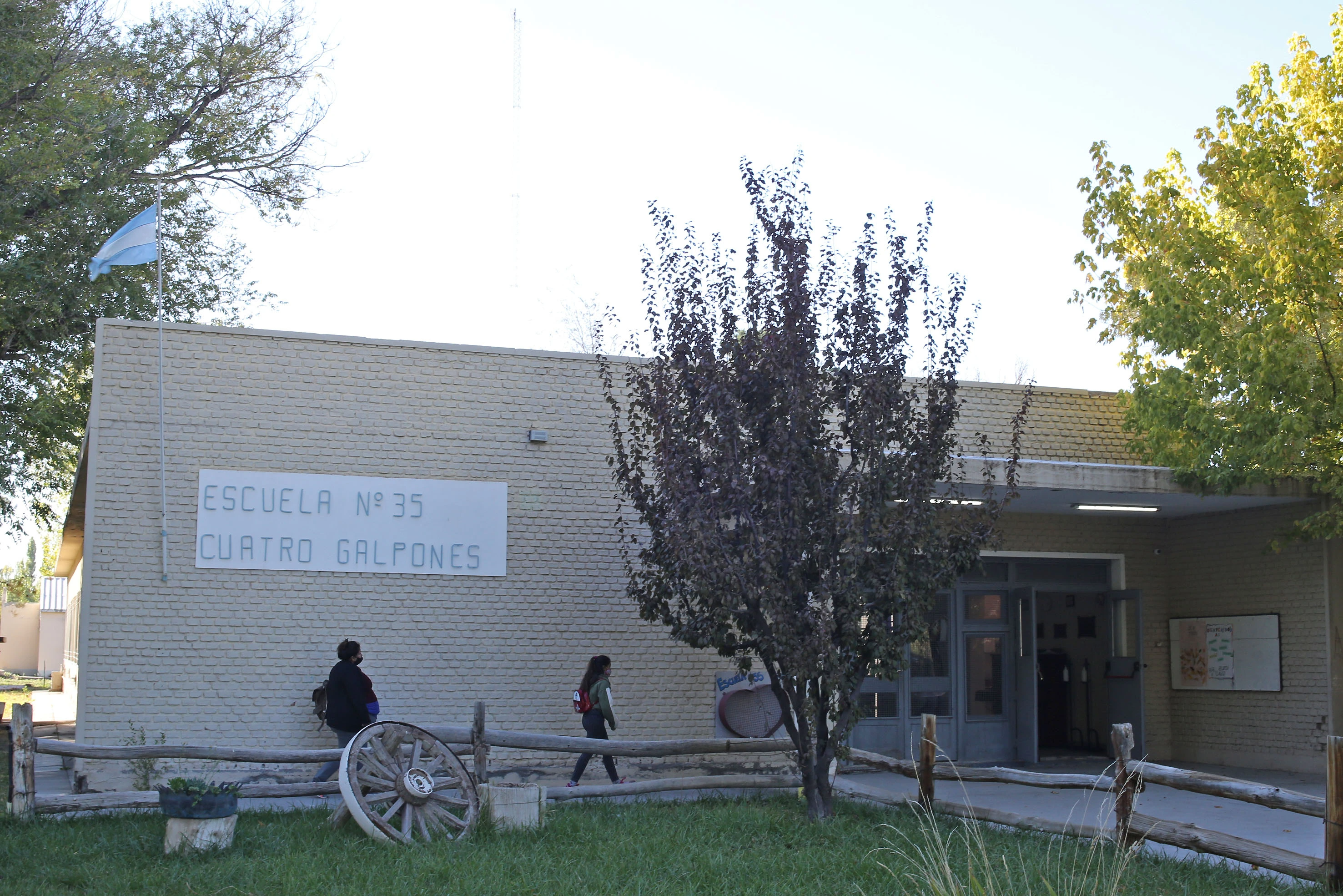 El ingeniero cayó de unos cinco metros de altura de la escuela ubicada en la zona de Cuatro Galpones. (foto: archivo)