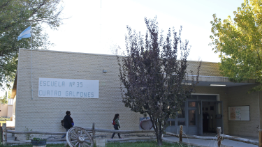 El ingeniero cayó de unos cinco metros de altura de la escuela ubicada en la zona de Cuatro Galpones. (foto: archivo)