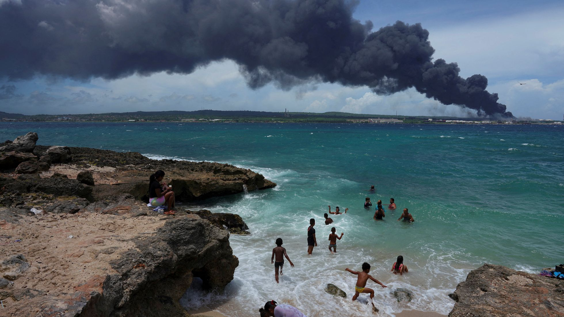El fuego se expande en la ciudad de Matanzas, ubicada a 90 kilómetros de La Habana. Foto gentileza. 